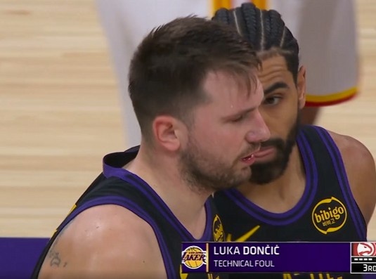 九游体育官网-有点浪！东契奇失误丢球反抢犯规 还赔上一个技犯