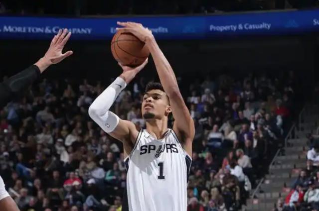 九游体育APP-攻防两端极致发挥！文班亚马再轰40+带队取胜