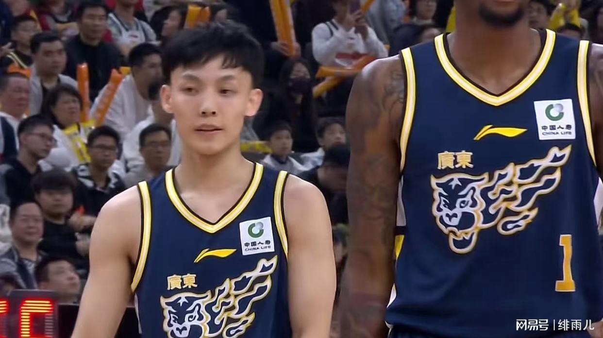 九游体育-挤走胡明轩+取代徐杰！广东锋线奇兵确认上位，杜锋下课倒计时？